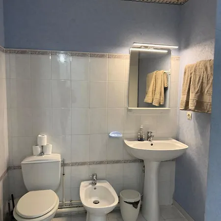 Big, Comfortable Minutes From Mc Borders