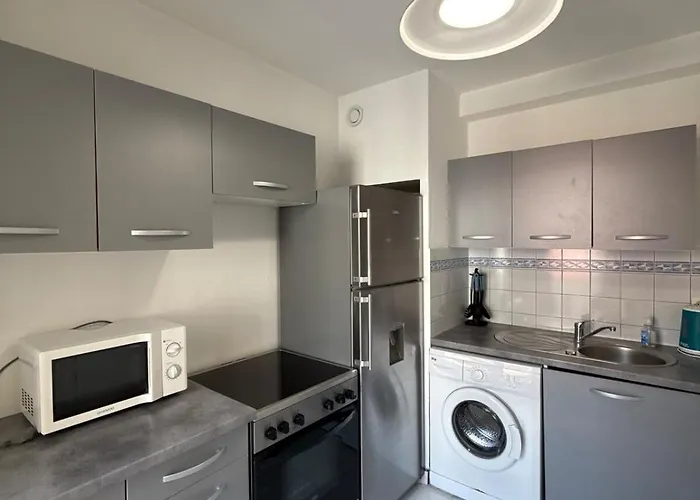 Big, Comfortable Minutes From Mc Borders