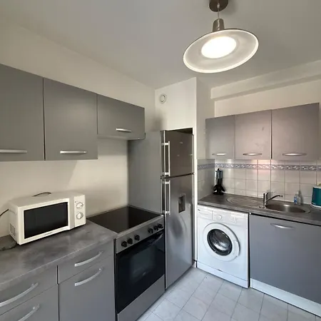 Big, Comfortable Minutes From Mc Borders