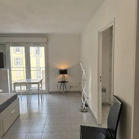 Big, Comfortable Minutes From Mc Borders ボーソレイユ