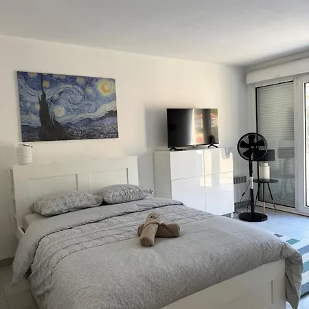 Big, Comfortable Minutes From Mc Borders *