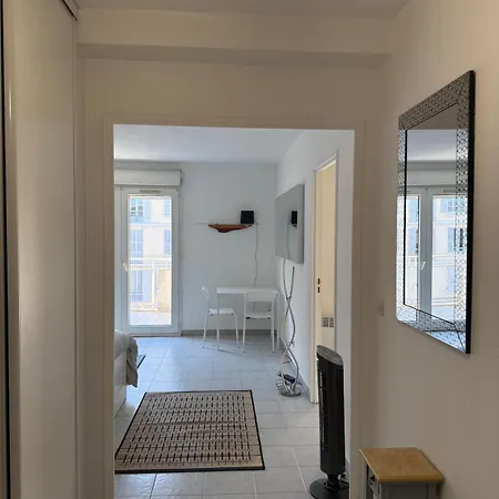 Big, Comfortable Minutes From Mc Borders ボーソレイユ