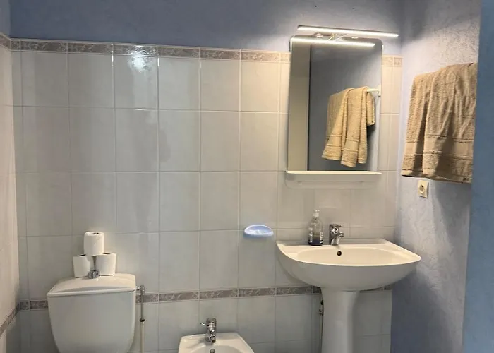 Big, Comfortable Minutes From Mc Borders